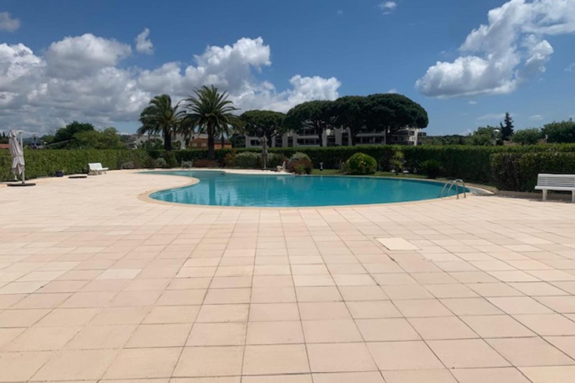 Spacious Apartment With Pool Located In The Marina Of Mandelieu المظهر الخارجي الصورة